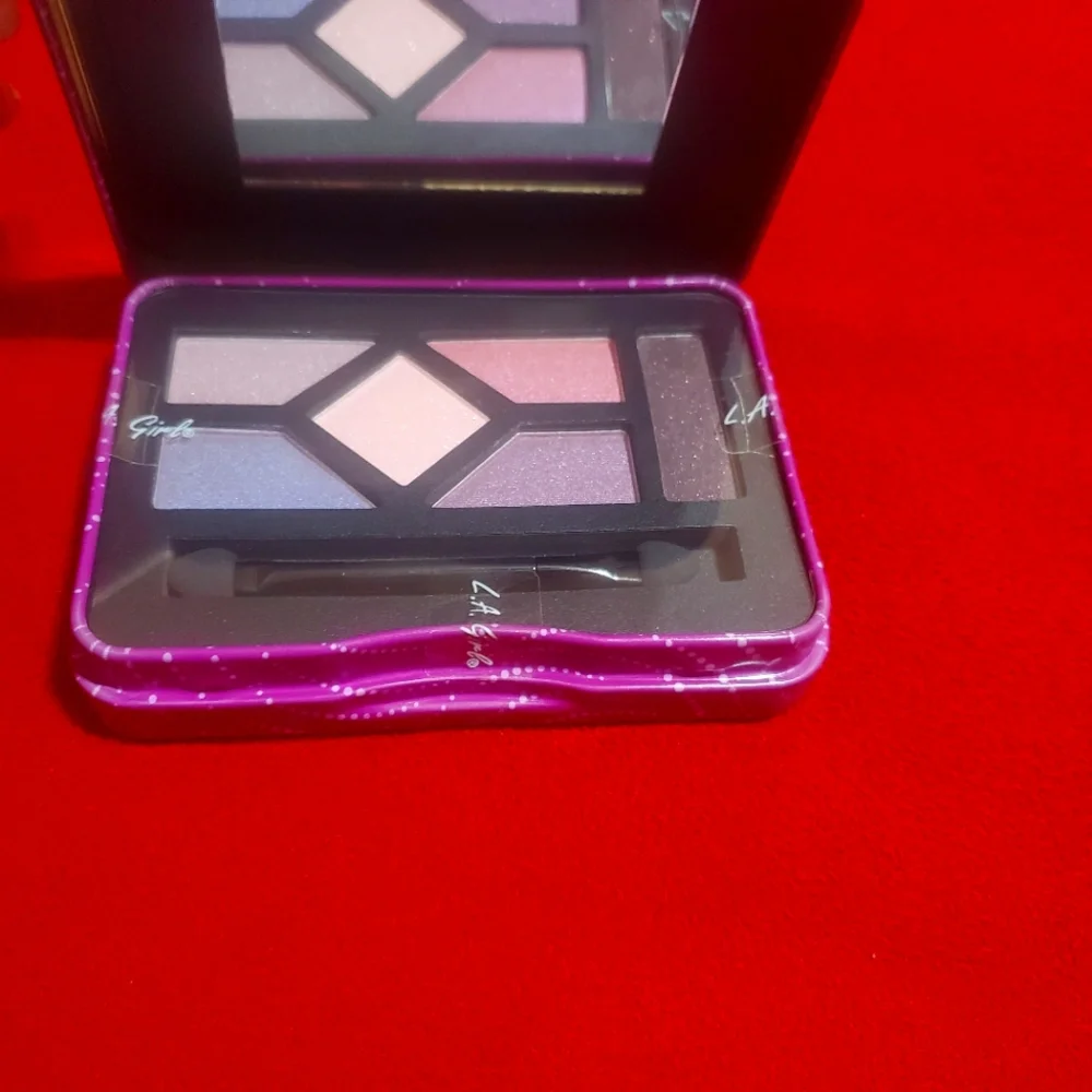 Eyeshadow - Picture 1 of 2